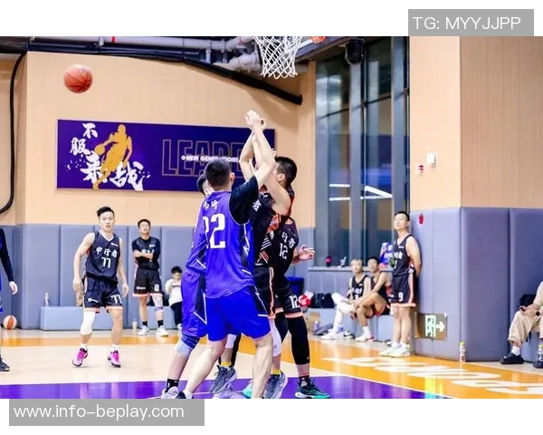 小黑与东契奇的火花碰撞展现桀骜不驯的篮球精神与友谊 小黑与东契奇的火花碰撞展现桀骜不驯的篮球精神与友谊